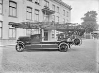 24816 Afbeelding van de Magirus ladderauto van het Gezelschap Utrechts Brandweer, voor het huis Lepelenburg 1 te Utrecht.